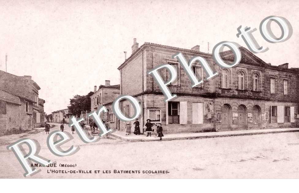 l'hotel de ville et les batiments scolaires