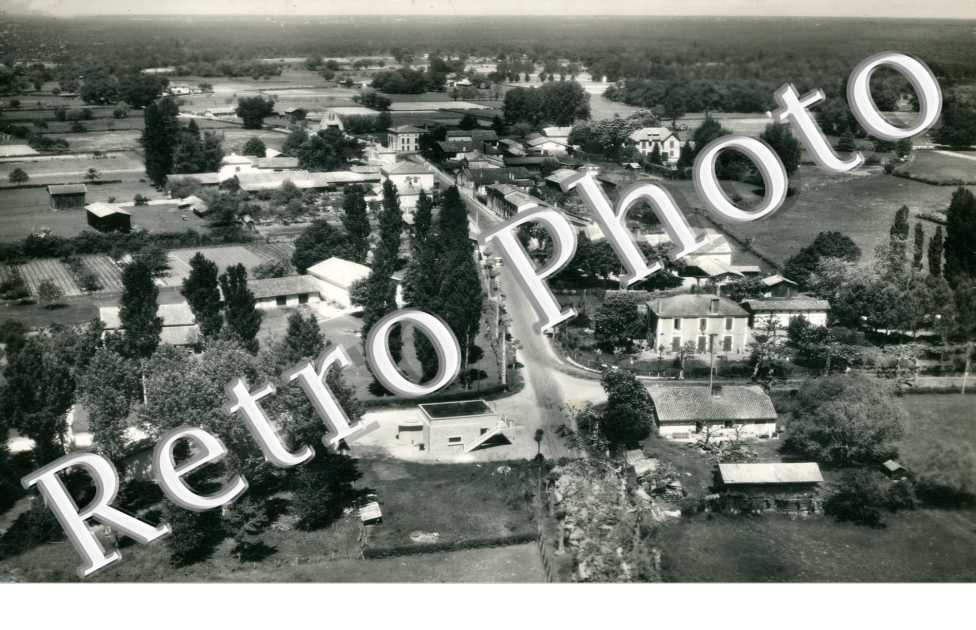 vue generale aerienne Au premier plan, le chateau