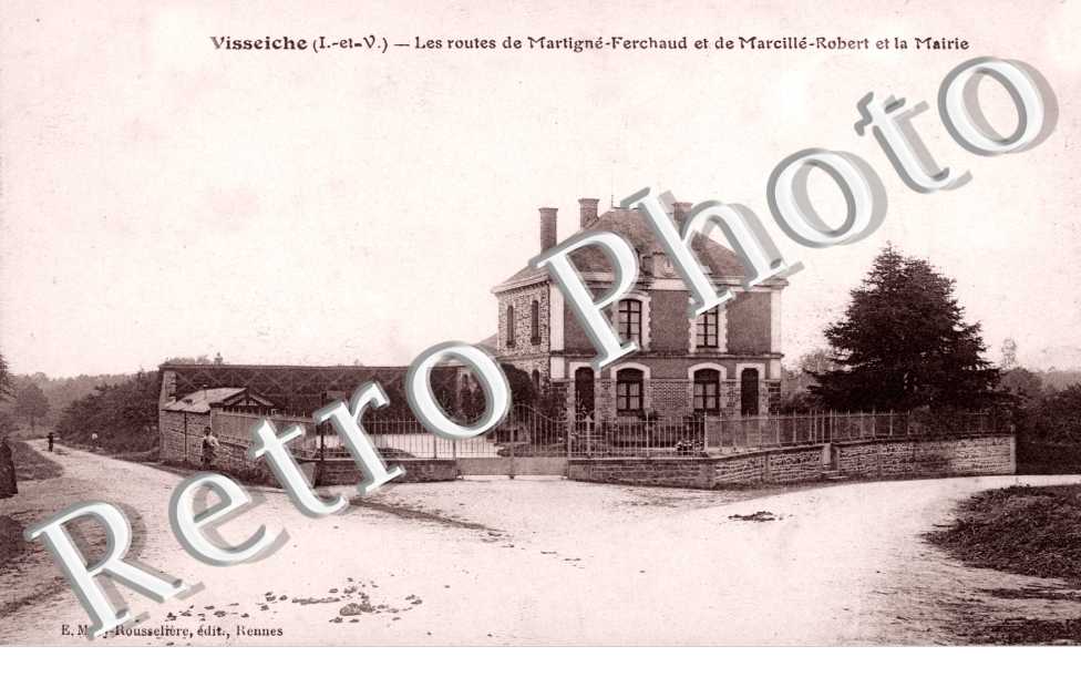 Les routes de Martigne-Ferchaud et de Larcille-Robert et la mairie