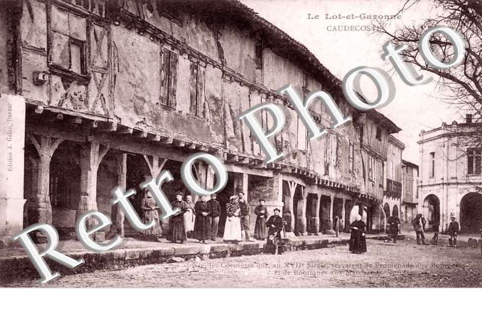 Vieilles cornieres qui servaient de promenade aux bourgeois et de boutiques aux marchands