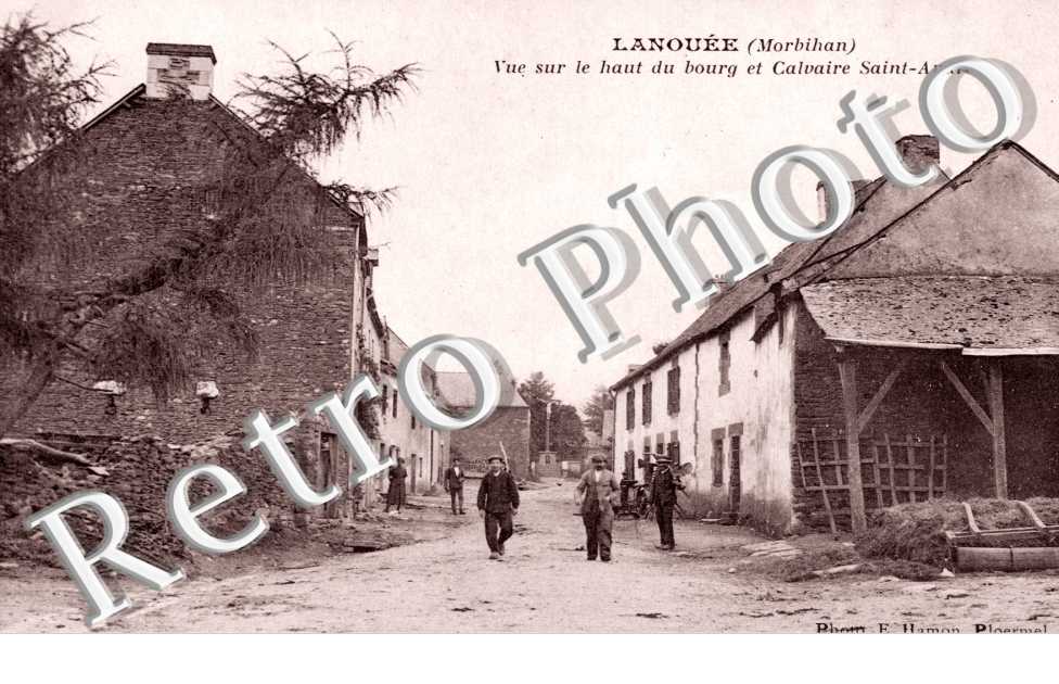 Vue sur le haut du bourg et calvaire Saint-Andre