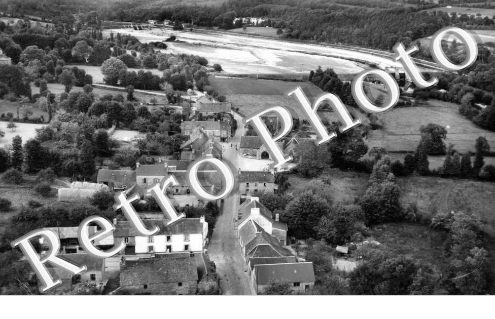 vue generale au fond le bassin de compensation du barrage de Guerledan