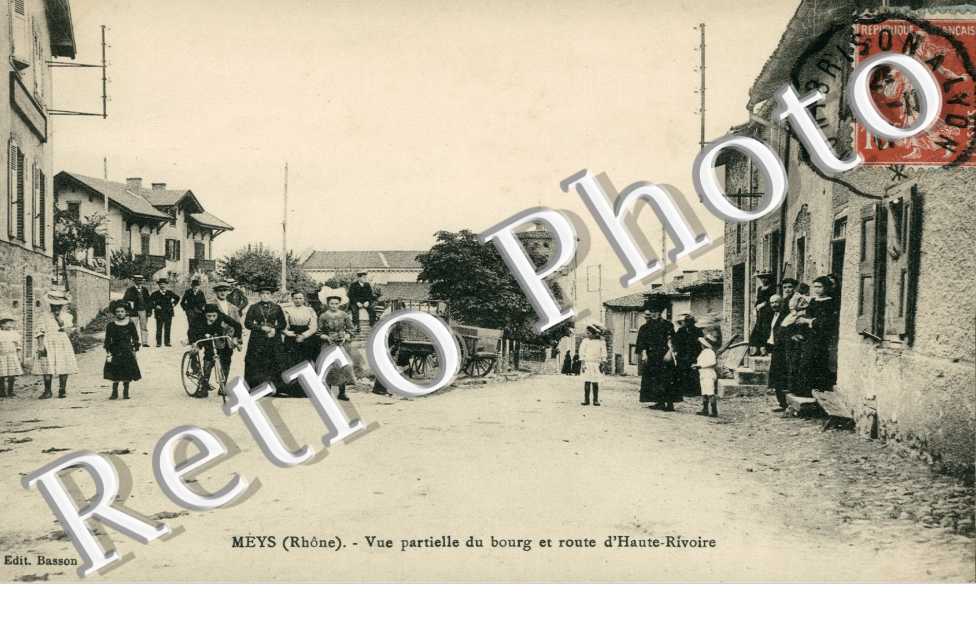 vue partielle du bourg et route d'Haute-Rivoire