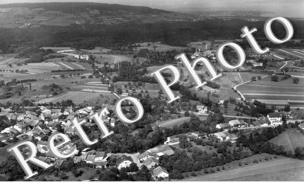 vue générale aérienne, au fond le château de Buffavent