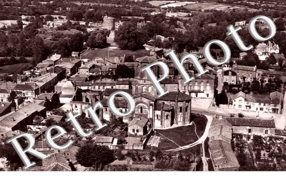 vue generale aerienne L'eglise