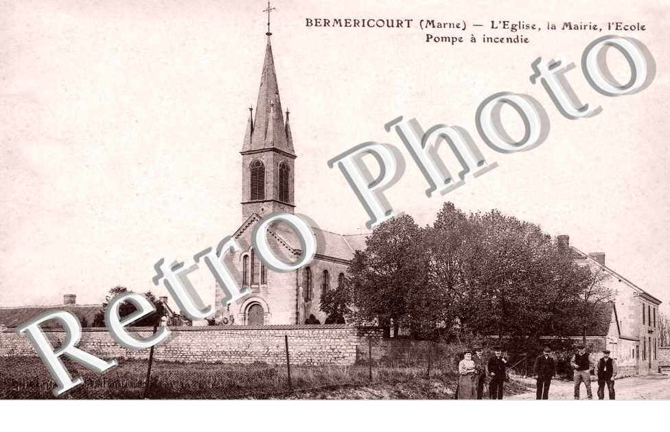 l'Eglise la Mairie l'Ecole. Pompe a Incendie