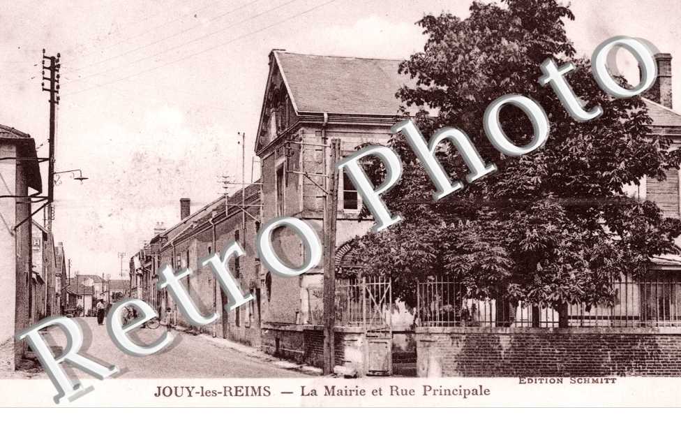 la Mairie et rue principale