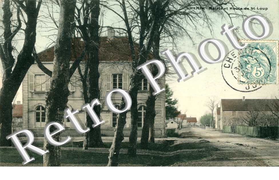 Mairie et route de Saint-Loup