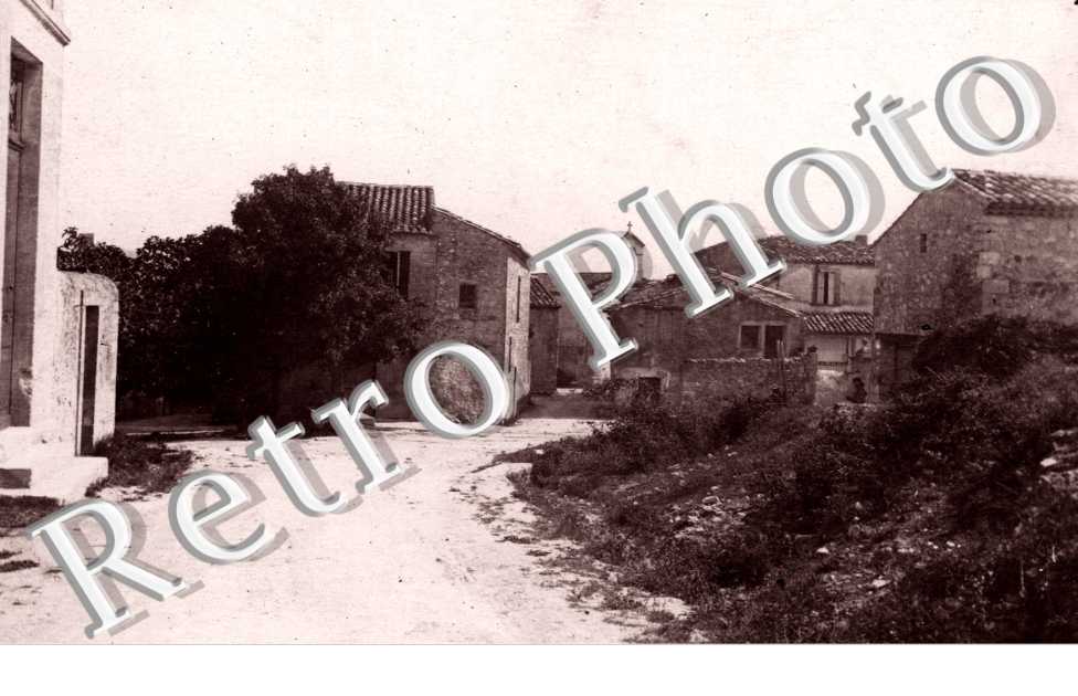 rue du village avec eglise au fond