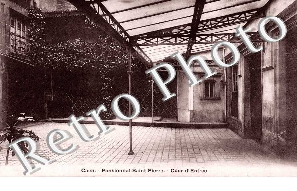 Pensionnat Saint Pierre - Cour d'Entree