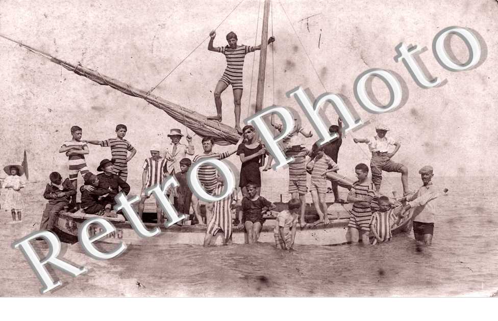 Des baigneurs sur la barque Pierino