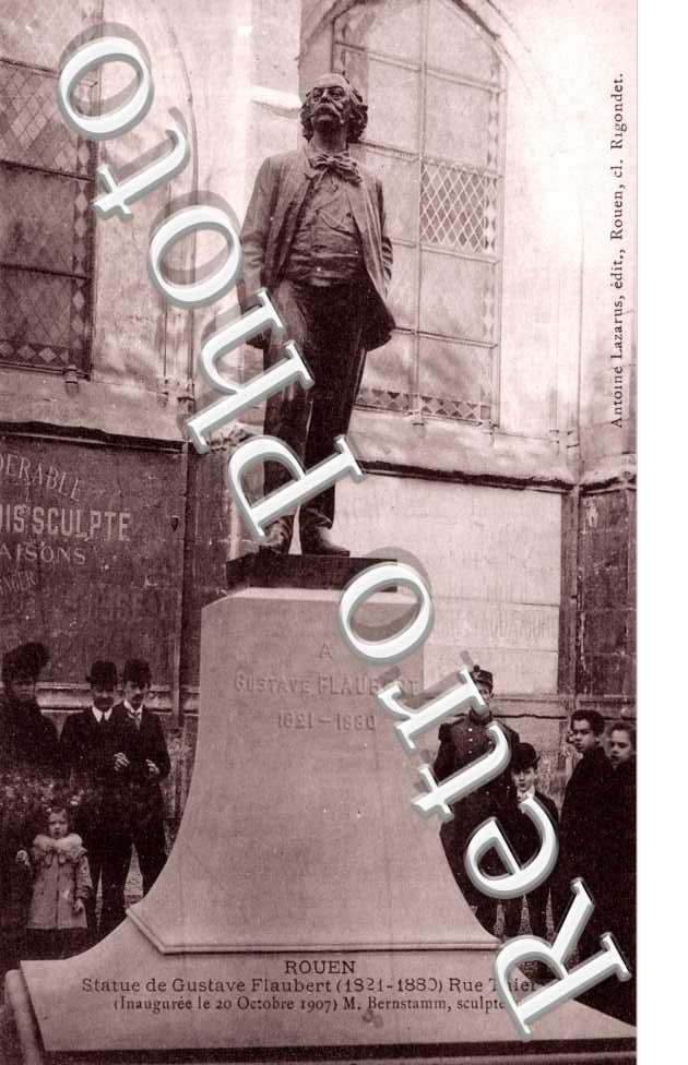 statue de Gustave Flaubert rue Thiers