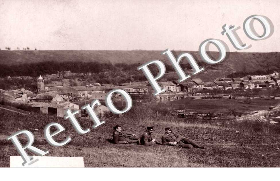 trois militaires dans un champ - Vue generale d'un Village