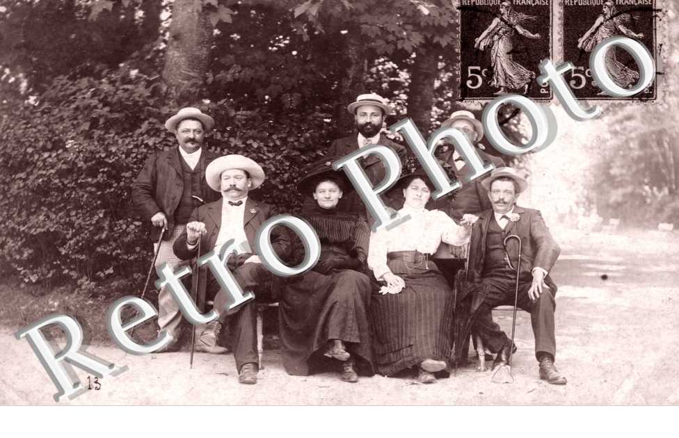 un groupe de personnes dans un parc