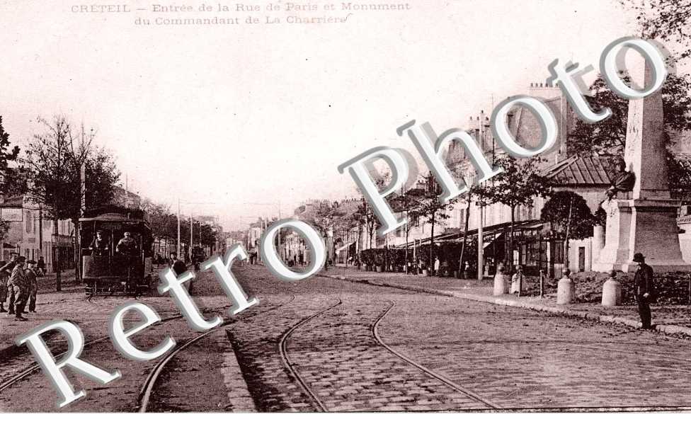 Entree de la rue de Paris et monument du commandant de la Charriere