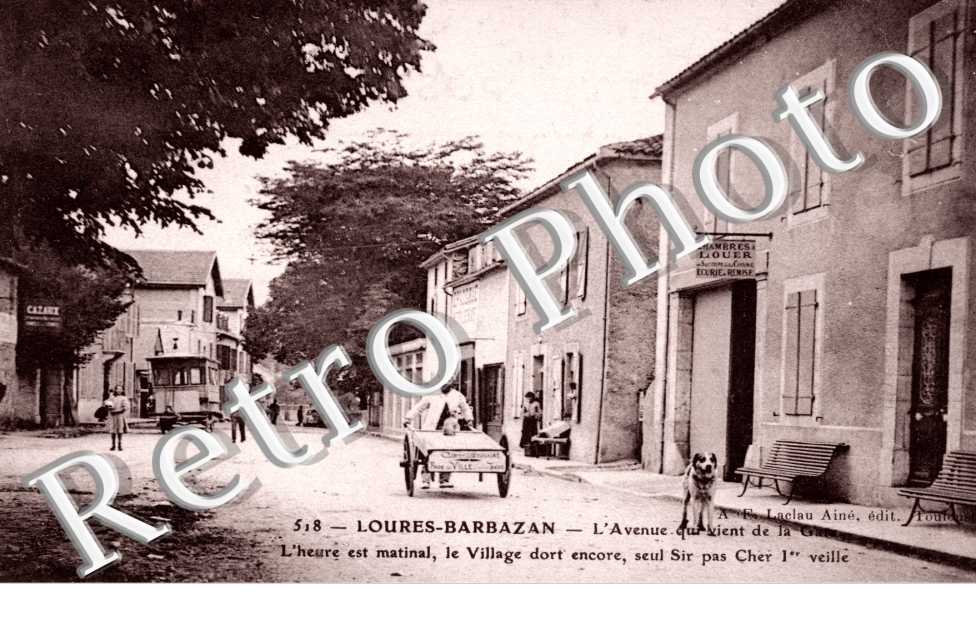 Loures Barbazan - l'avenue qui vient de la Gare, l'heure est matinal, le village dort encore, seul Sir pas Cher 1° veille