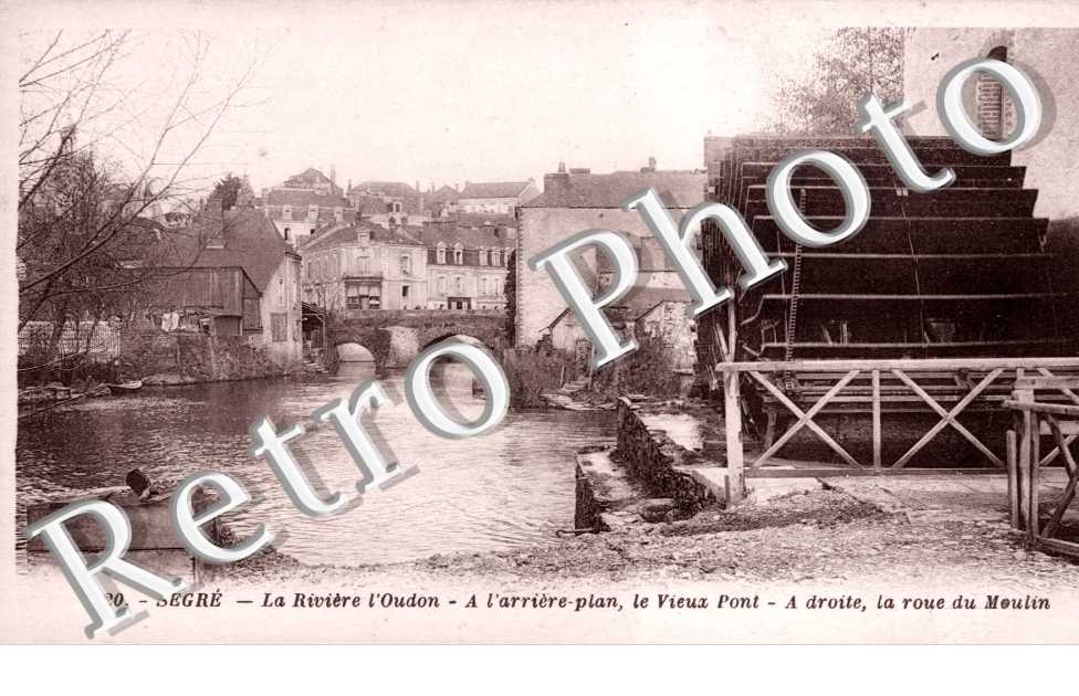 la riviere l'oudon, a l'arriere plan le vieux pont a droite, la roue du moulin