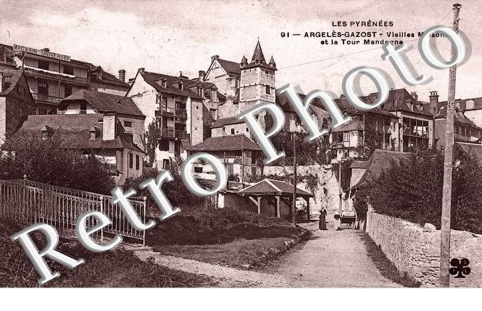 Vieilles maisons et la Tour Mendagne