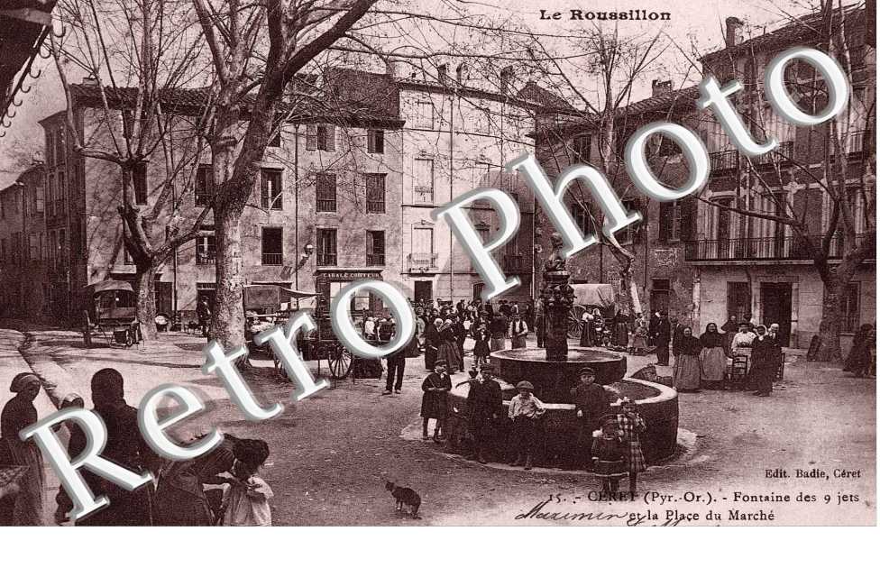 LA FONTAINE DES 9 JETS et la place du Marche