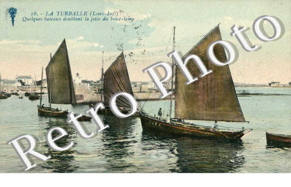 Quelques bateaux doublant la jetée du brise-lame