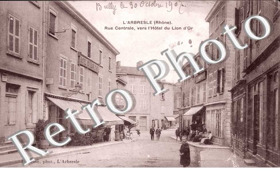 La rue centrale vers l'hotel du lion d'or