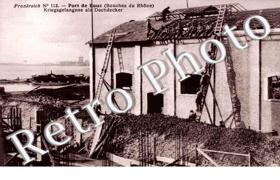 Prionniers de guerre allemands refaisant la couverture d'un batiment