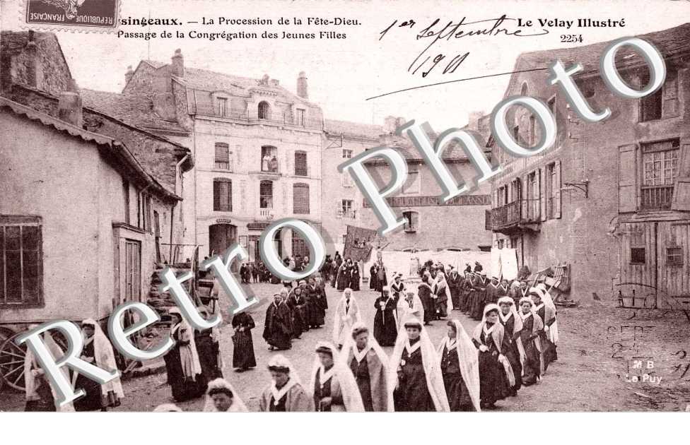 La Procession de la Fête-Dieu - Passage de la Congrégation des Jeunes Filles