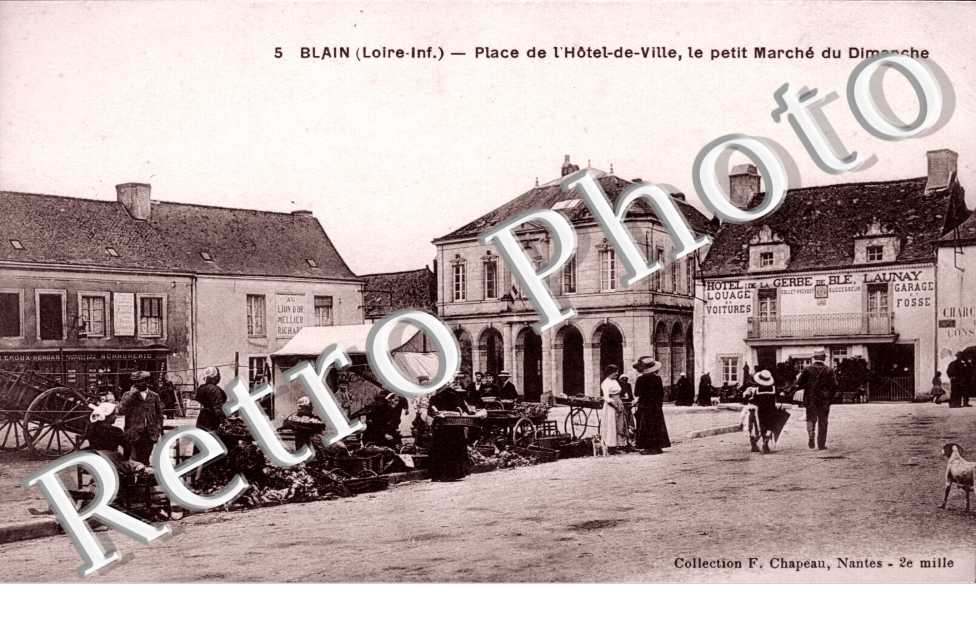 Place de l'Hotel de Ville  -  Le Petit Marche du Dimanche