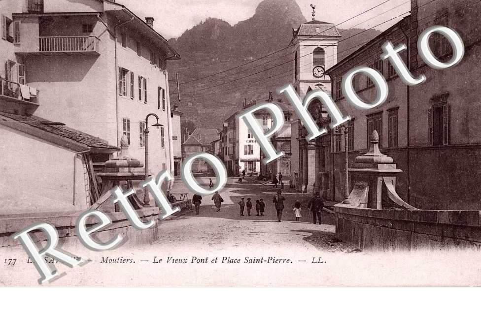 Le vieux pont et place St Pierre