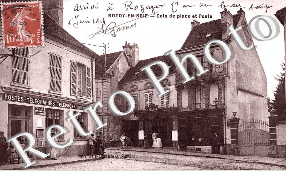 Coin de place et poste