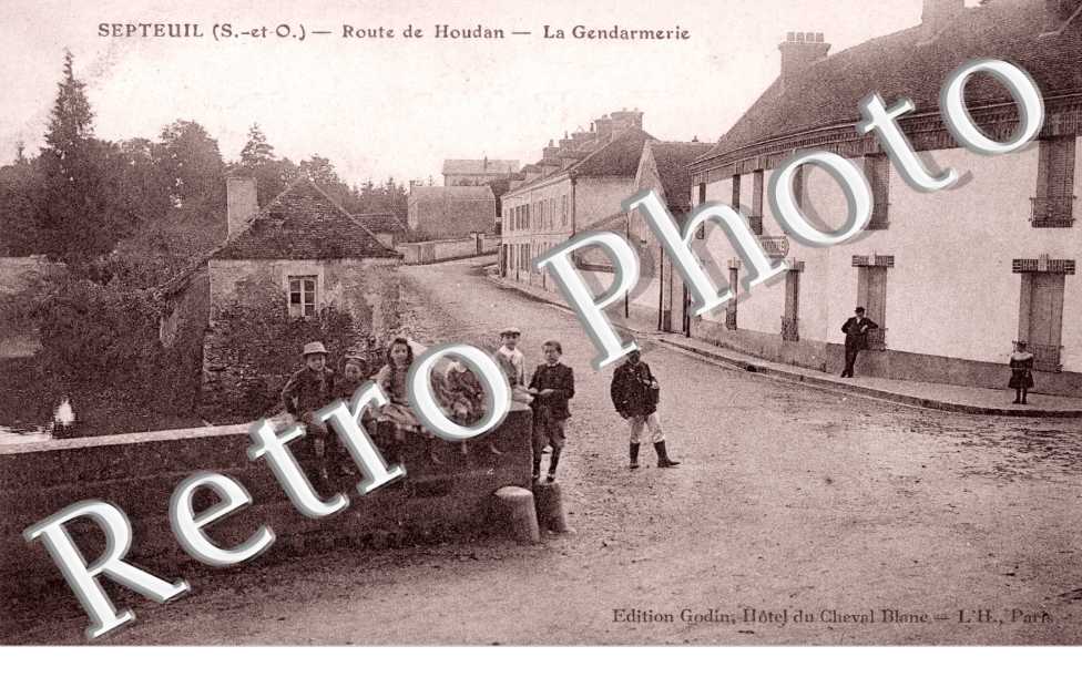 Route de Houdan, la Gendarmerie