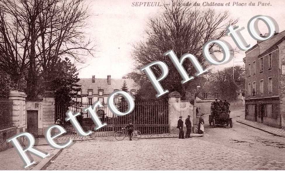 la Facade du Chateau et la Place du Pre
