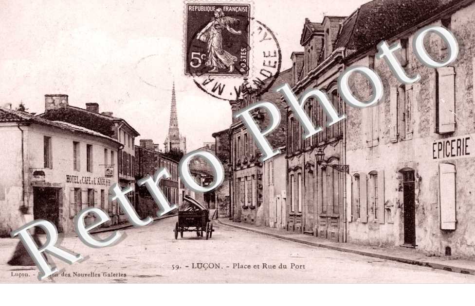 la Place et la Rue du Port - 1910