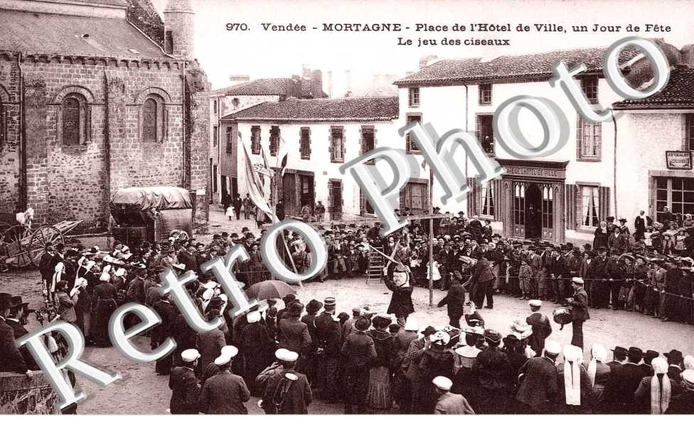 Place de l'Hotel de Ville, un jour de fete  LE JEU DES CISEAUX