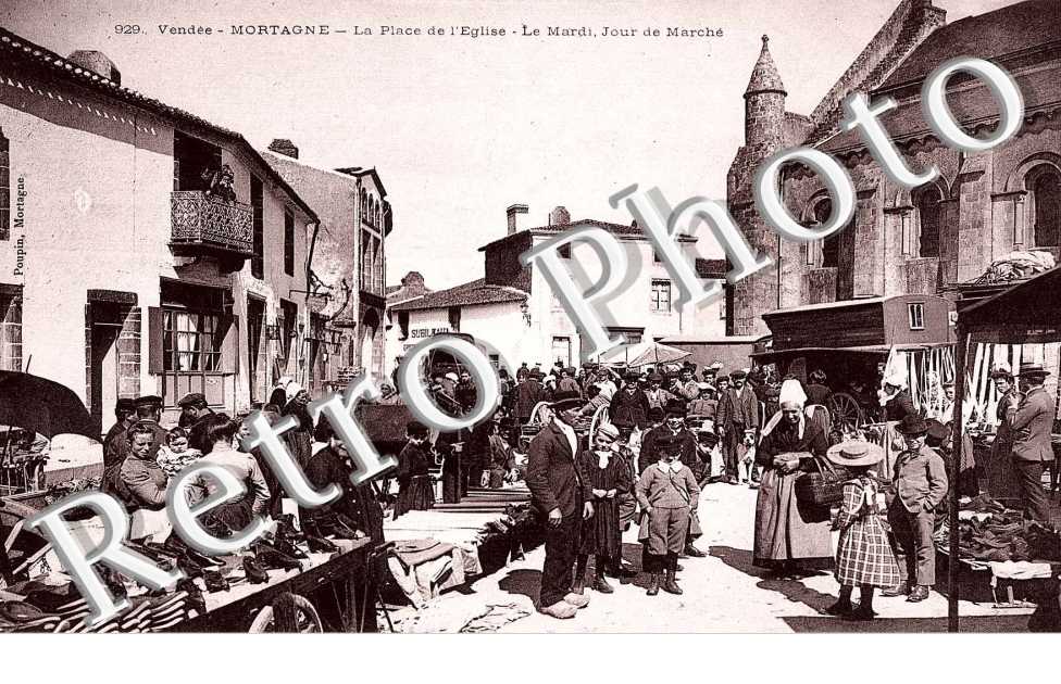 La place de l'eglise LE MARDI JOUR DE MARCHE