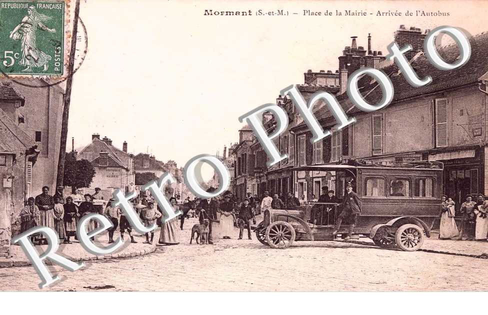 PLACE DE LA MAIRIE ARRIVEE DE L'AUTOBUS
