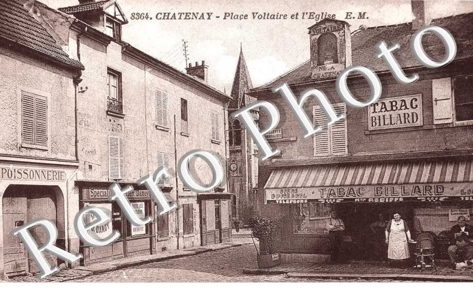 place Voltaire et l'eglise