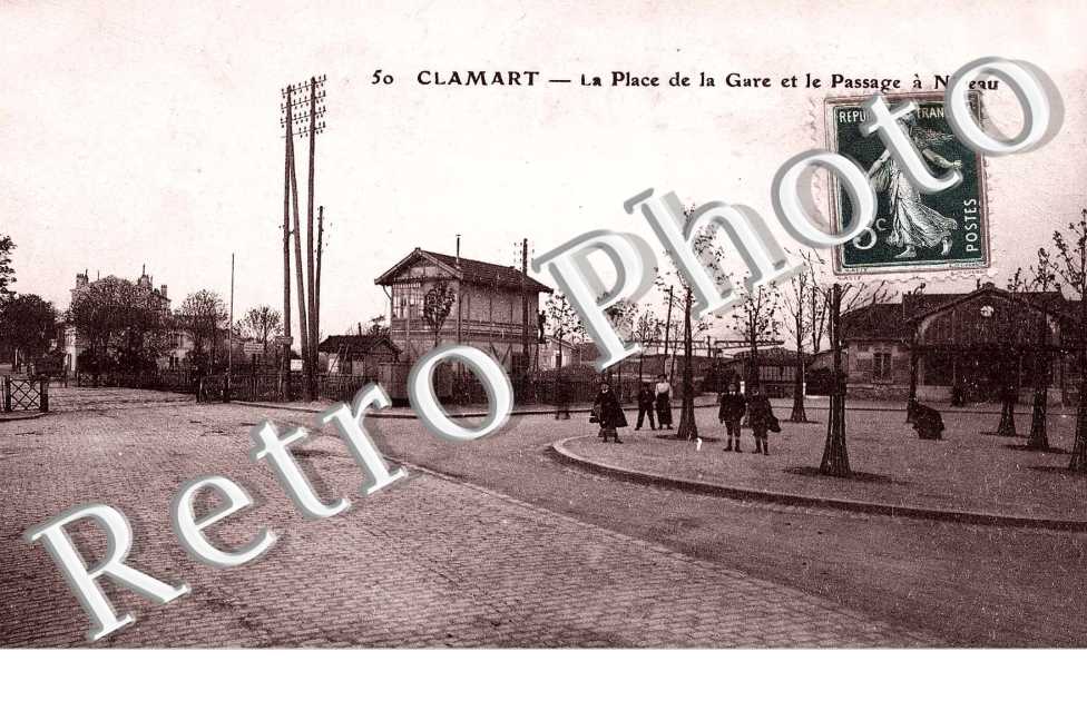 la place de la gare et le passage niveau