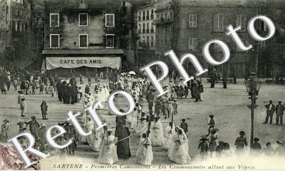 premieres communions Les communiantes allant aux Vepres