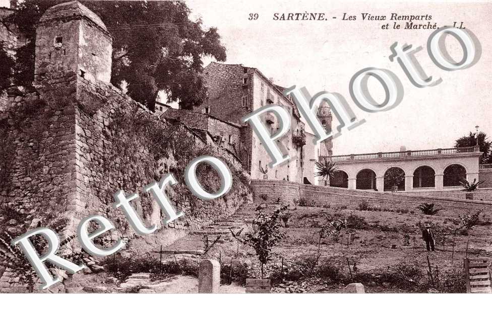 les vieux remparts et le marche