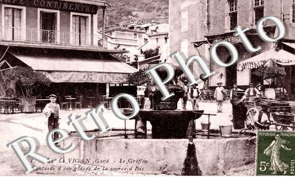 le griffon - fontaine  de la source d'isis
