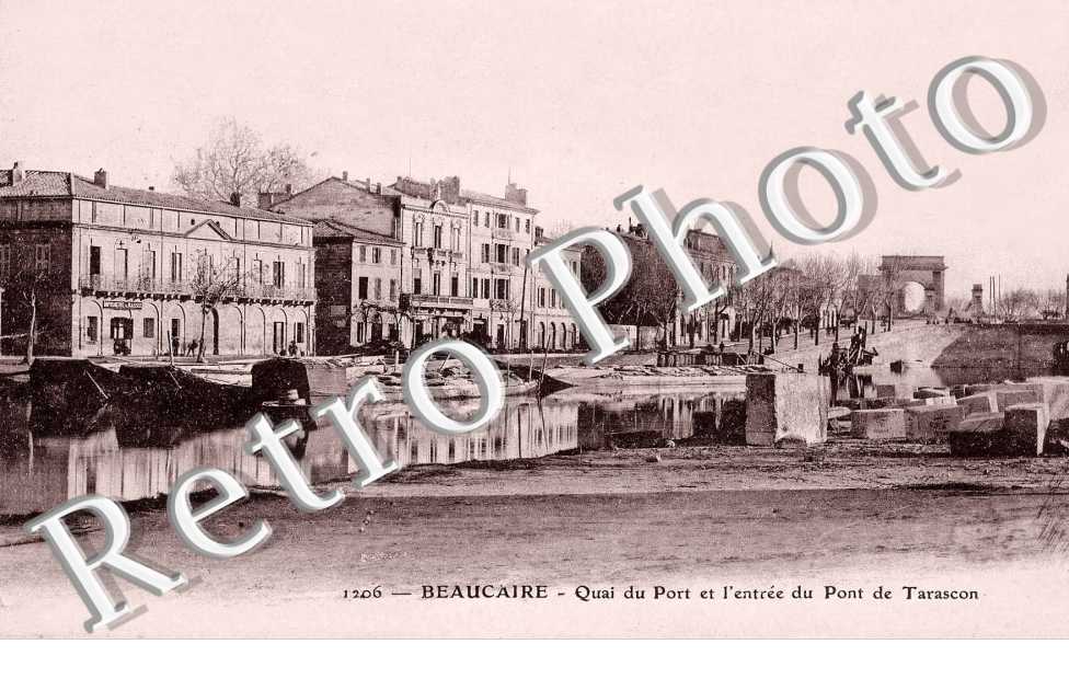 Quai du port et l'entrée du pont Tarascon