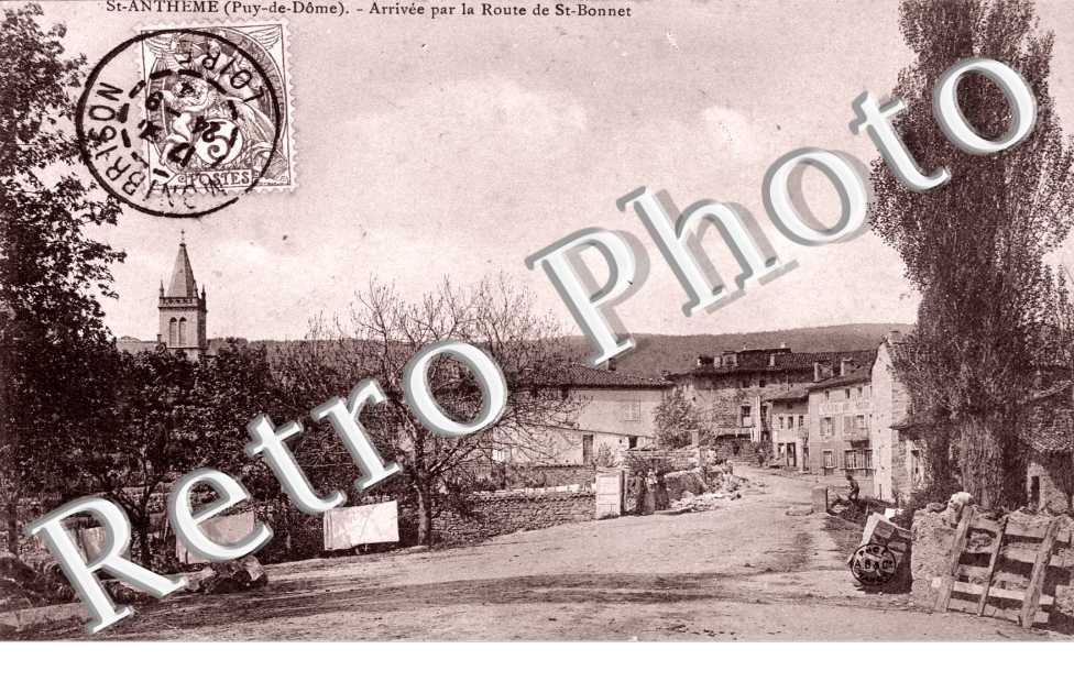 arrivee par la route de Saint-Bonnet