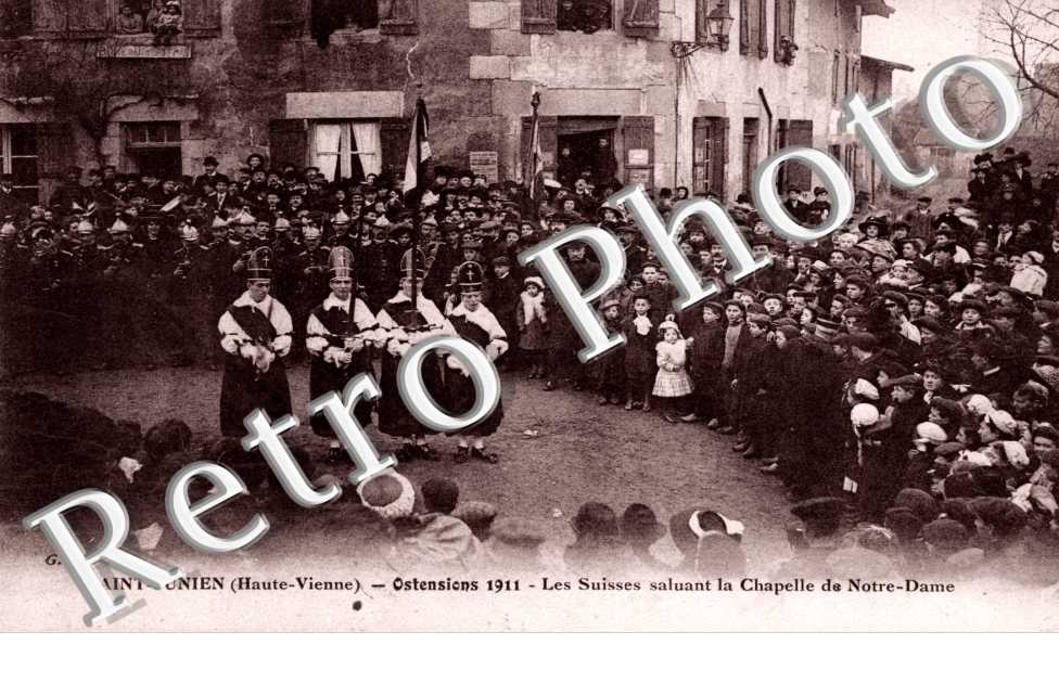 Ostensions 1911  -  Les Suisses saluant la chapelle de Notre-dame