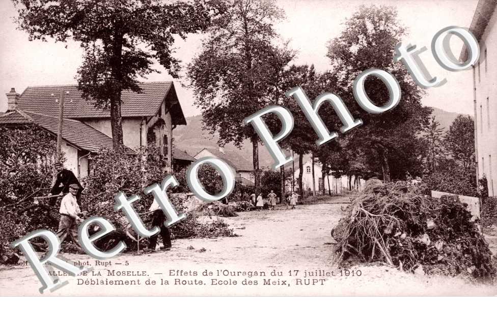 Ecole des Meix. Effets de l'ouragan du 17 juillet 1910 Deblaiement de la route.