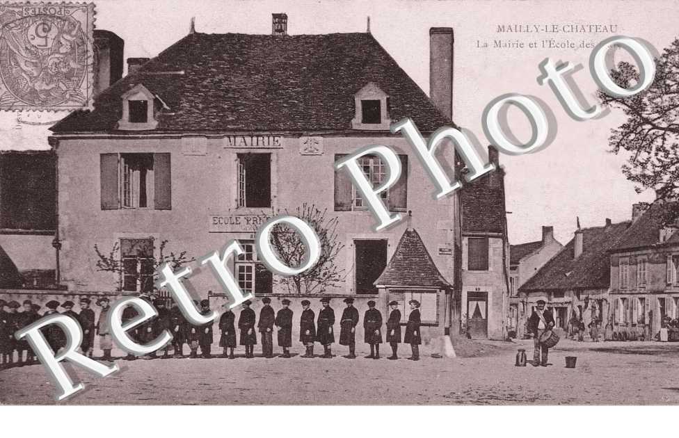 la mairie et l'ecole des garcons