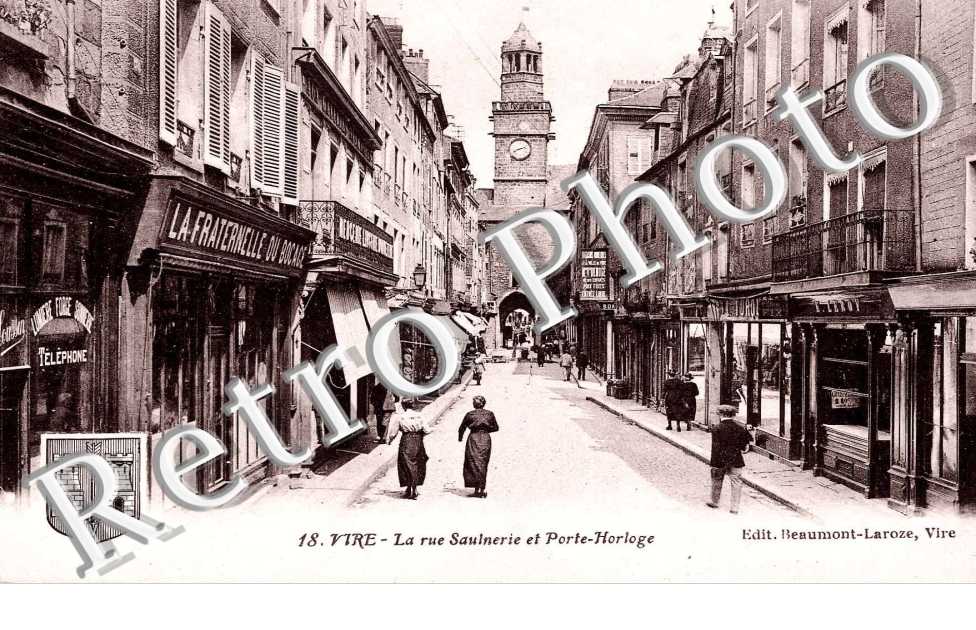 la rue saulnerie et porte horloge