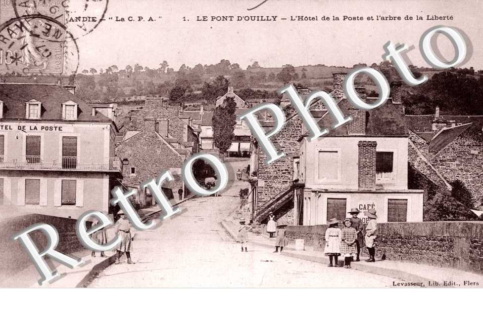 L'hotel de la Poste et l'arbre de la libere