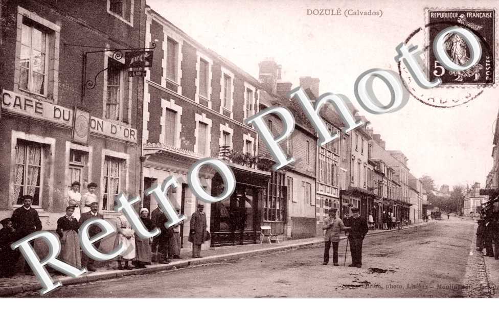 une rue. Café du Lion d'Or
