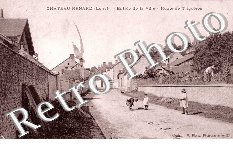 entree de la ville, route de Trigueres